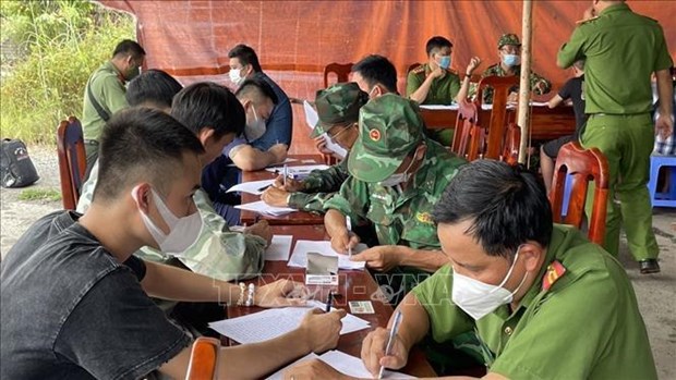 Trabajadores libres vietnamitas en Camboya buscan regresar al pais hinh anh 1