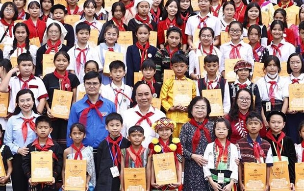 Presidente vietnamita se encuentra con ninos destacados de etnias del pais hinh anh 1