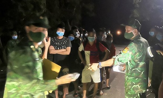 Long An recibe a 34 ciudadanos que regresan de Camboya hinh anh 1