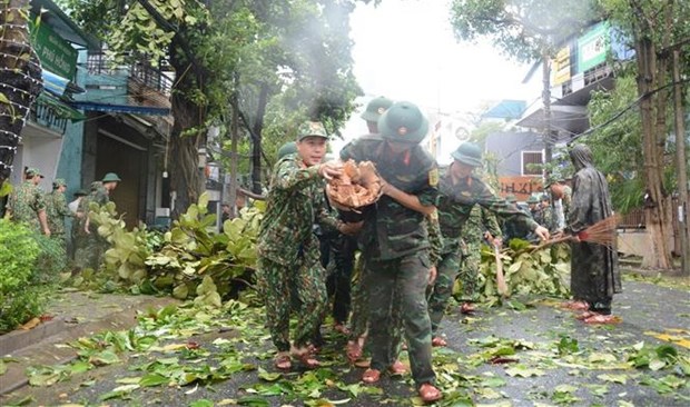 Tifon Noru mantiene despiertas a localidades centrovietnamitas hinh anh 1