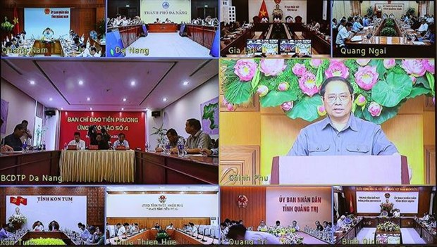 Premier vietnamita insta a apoyar a personas afectadas por tifon Noru hinh anh 1