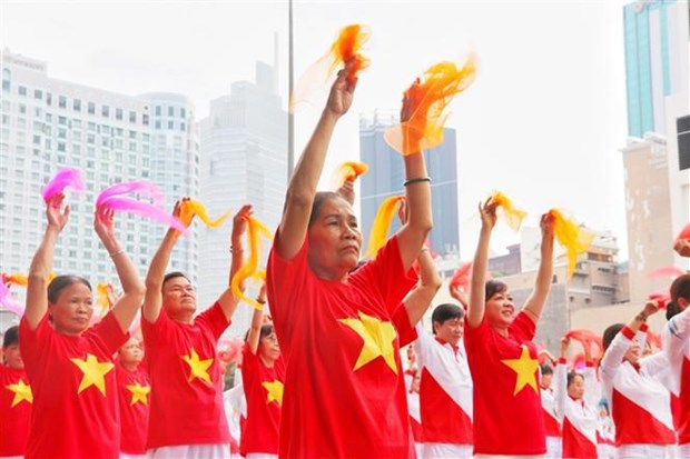 Tres mil vietnamitas de edad avanzada participan en espectaculo de gimnasio y yoga hinh anh 1