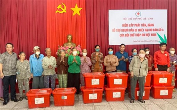 Ofrecen ayuda a pobres afectados por tormenta Noru en provincia de Quang Ngai hinh anh 1