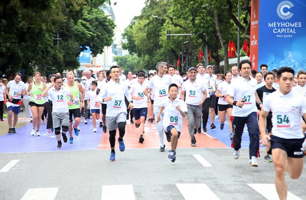 Nutrida participacion en maraton por la paz en Hanoi hinh anh 1