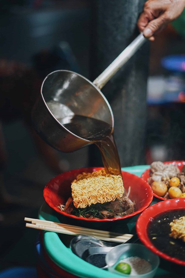 Gastronomia hanoyense aporta encanto a la capital de Vietnam hinh anh 1
