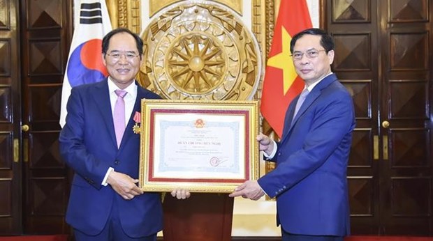 Vietnam entrega Medalla de la Amistad al embajador de Corea del Sur hinh anh 1