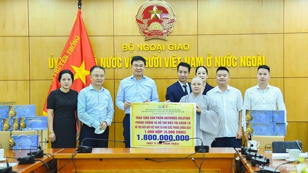 Vietnam recibe donacion de productos antiCOVID-19 de compatriotas en Corea del Sur hinh anh 1