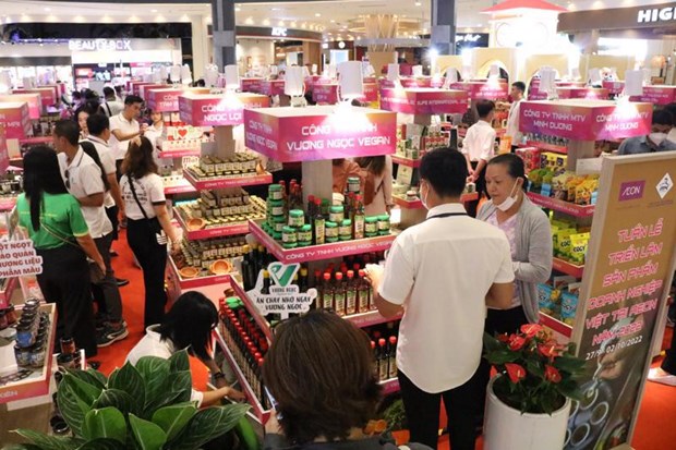 Cientos de productos vietnamitas se venden en supermercados AEON hinh anh 1