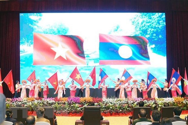 Periodico laosiano destaca amistad y solidaridad especial Laos-Vietnam hinh anh 1