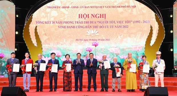 Hanoi honra a diez ciudadanos destacados hinh anh 1