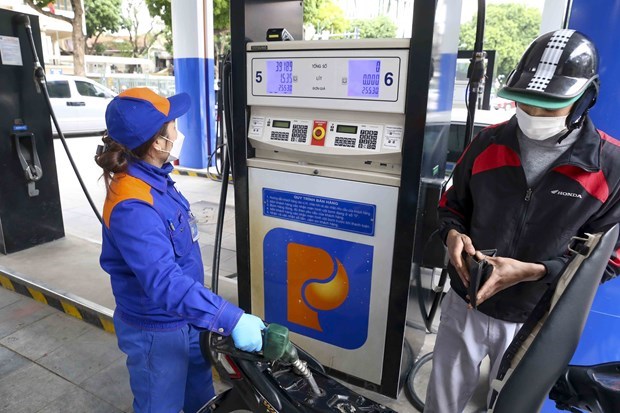 Aumentan precios de petroleo y gasolina en Vietnam hinh anh 1