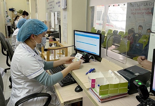 Mas de 11 mil centros medicos vietnamitas buscan informacion mediante tarjetas de identificacion con chip hinh anh 1