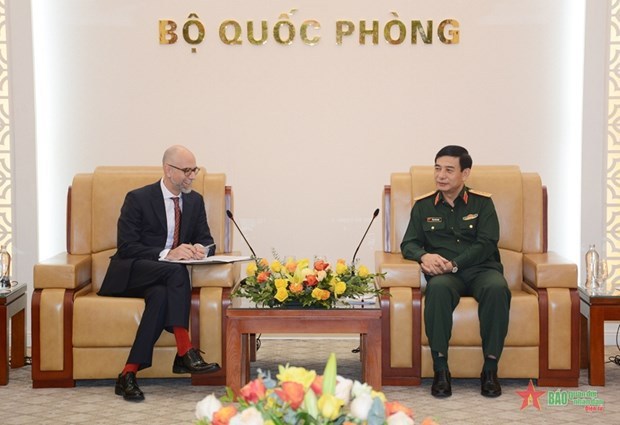 Vietnam y Canada buscan fortalecer cooperacion en defensa hinh anh 1