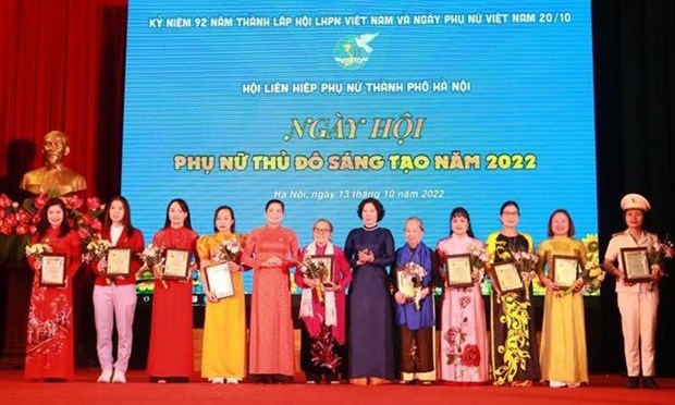 Homenaje a 10 mujeres ejemplares de Hanoi en 2022 hinh anh 2
