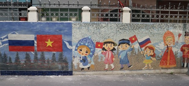 Mural de mosaico ceramico presenta cultura rusa a los vietnamitas hinh anh 1