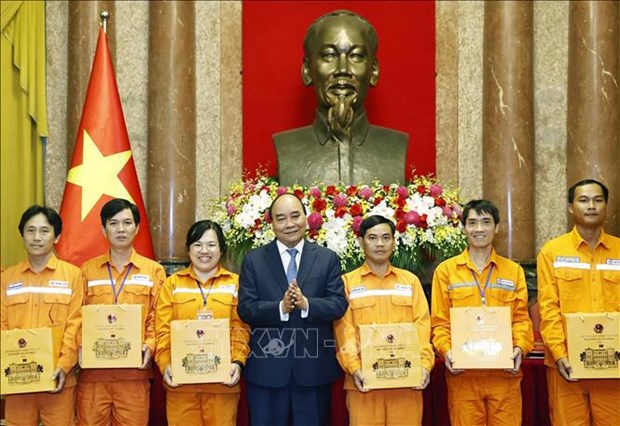 Presidente vietnamita se reune con excelentes trabajadores de sector electricidad hinh anh 1