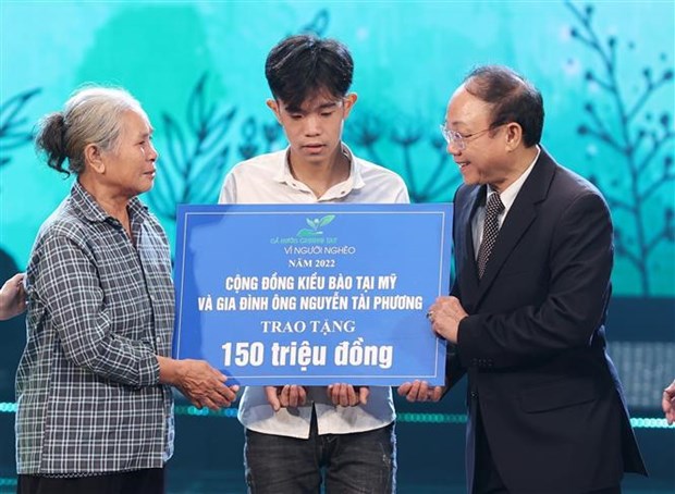 Premier vietnamita asiste al programa “Unir manos por los pobres” hinh anh 2