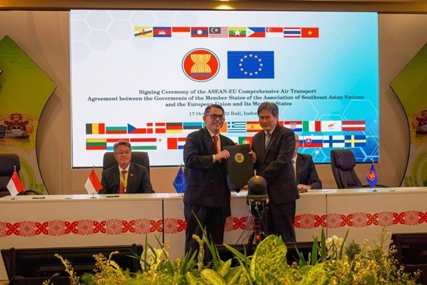 ASEAN y UE firman primer acuerdo de transporte aereo de bloque a bloque del mundo hinh anh 1