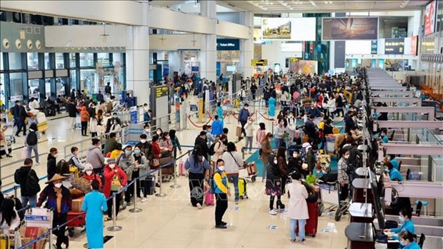 Aeropuertos vietnamitas se esperan que atiendan a 100 millones de pasajeros este ano hinh anh 1
