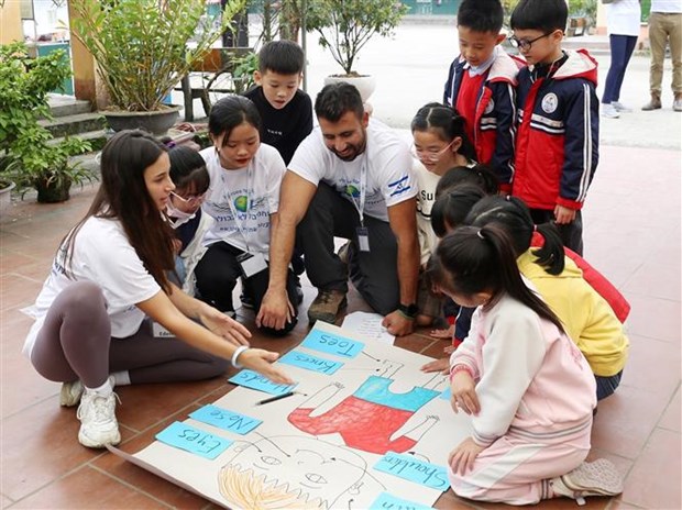 Imparten voluntarios israelies cursos de ingles a ninos vietnamitas hinh anh 2