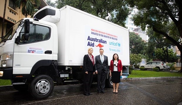 Australia apoya a Vietnam con camiones frigorificos de transporte de vacunas contra COVID-19 hinh anh 1