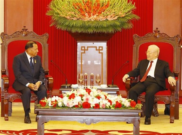 Maximo dirigente partidista de Vietnam recibe al presidente del Senado de Camboya hinh anh 1