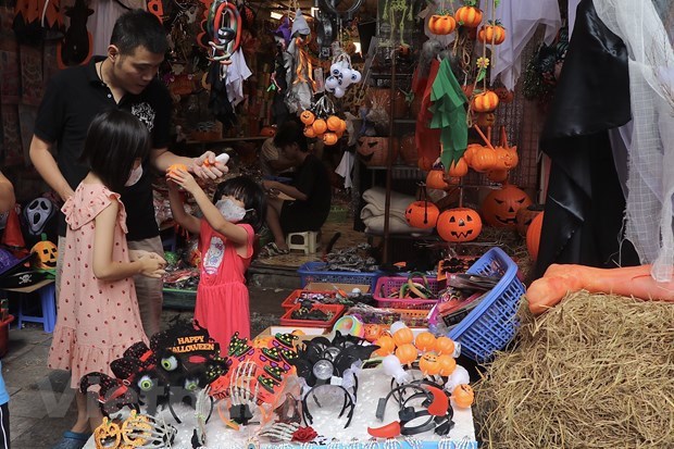 Mercado de juguetes de Halloween recobra su brio habitual en Hanoi hinh anh 2