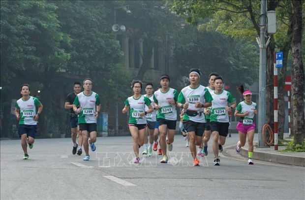 Nutrida participacion en carrera en Hanoi por promover vida verde hinh anh 1