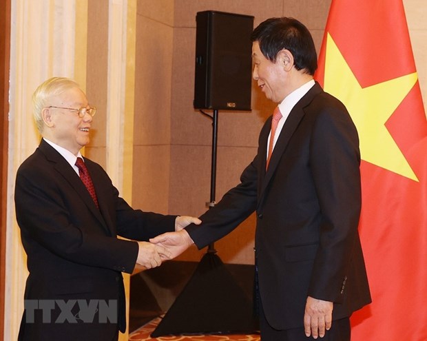 Debaten cuestiones para fomentar lazos parlamentarios de Vietnam y China hinh anh 1
