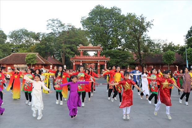 Festival de Ao dai en Hanoi promovera turismo municipal hinh anh 2