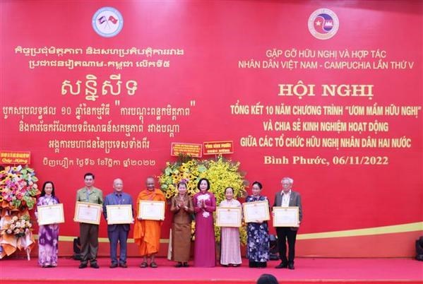 Programa de patrocinio de estudiantes coadyuva a enriquecer lazos Vietnam-Camboya​ hinh anh 1