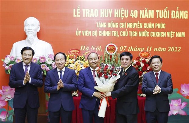 Confieren a presidente de Vietman insignia por 40 anos de membresia del PCV hinh anh 1