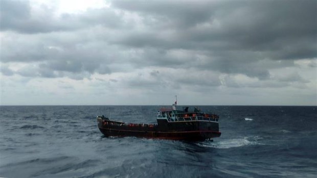 Rescatan barco pesquero extranjero accidentado en mar vietnamita hinh anh 1