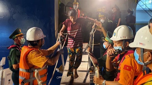 Rescatan mas de 300 ciudadanos de Sri Lanka en peligro en aguas vietnamitas hinh anh 1