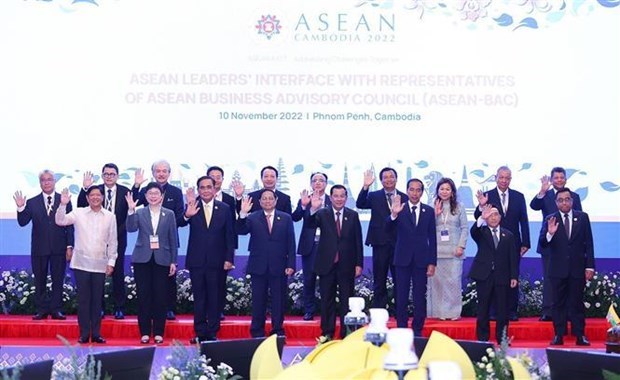 Premier vietnamita asiste a primeras actividades de Cumbres de ASEAN hinh anh 3