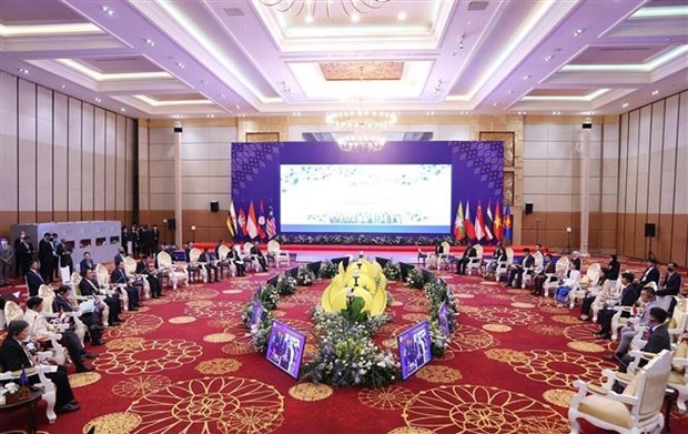 Premier vietnamita asiste a primeras actividades de Cumbres de ASEAN hinh anh 2