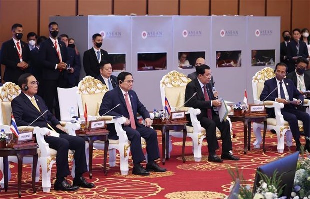 Premier vietnamita asiste a primeras actividades de Cumbres de ASEAN hinh anh 1
