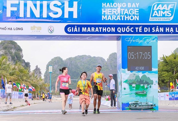 Maraton del Patrimonio de Bahia de Ha Long atrae a miles de atletas internacionales hinh anh 2