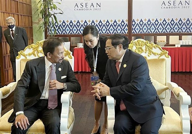 Premier vietnamita sostiene encuentro con el Sultan de Brunei al margen de Cumbres de ASEAN hinh anh 1