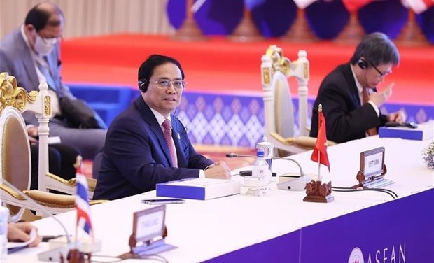 Premier vietnamita asiste a 40ª Cumbre de la ASEAN en Camboya hinh anh 1