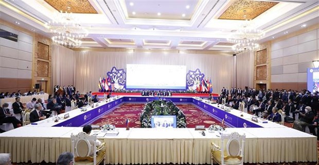 Premier vietnamita asiste a 40ª Cumbre de la ASEAN en Camboya hinh anh 2