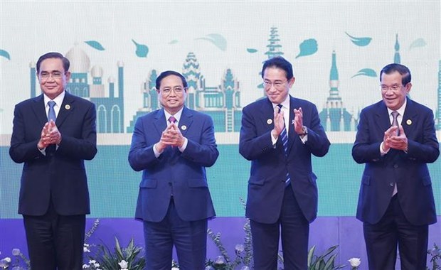 Premier vietnamita participa en las Cumbres de la ASEAN con Japon, EE. UU. y Canada hinh anh 1