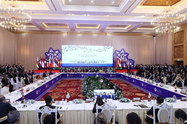 Premier vietnamita asiste a XVII Cumbre de Asia Oriental hinh anh 1