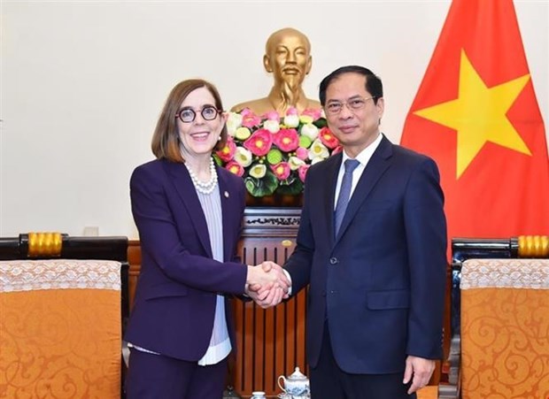 Vicepremier vietnamita recibe a gobernadora del estado de Oregon hinh anh 2