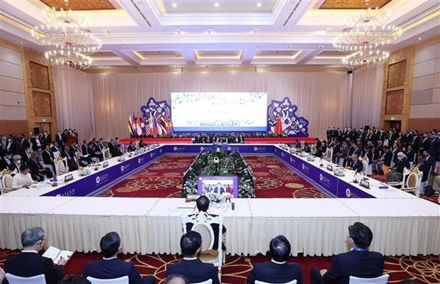 Lideres de ASEAN y China discuten medidas para promover relaciones hinh anh 1