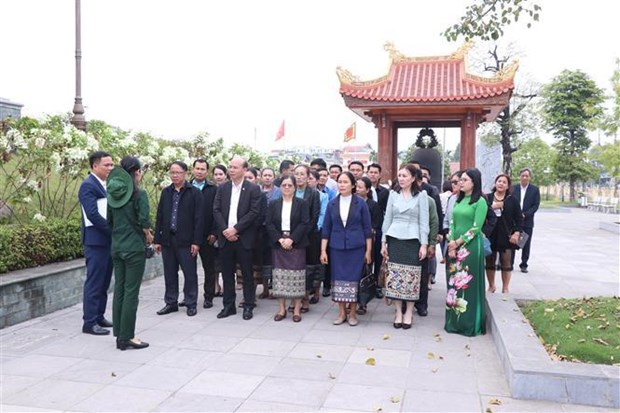 Funcionarios laosianos concluyen visita a provincia vietnamita hinh anh 2