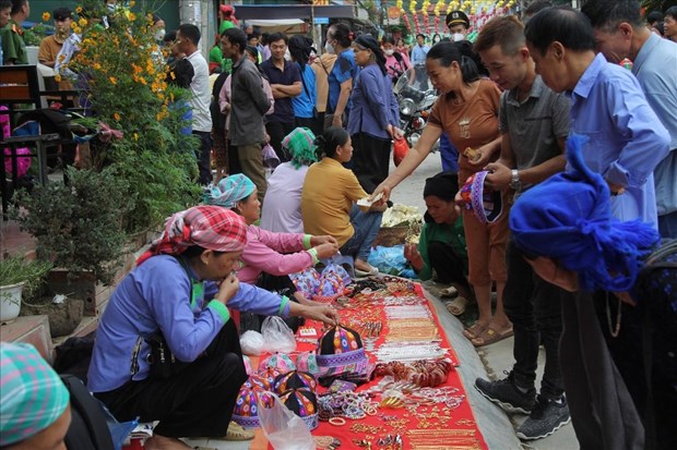 Colores culturales del mercado de Bao Lac en Cao Bang hinh anh 2
