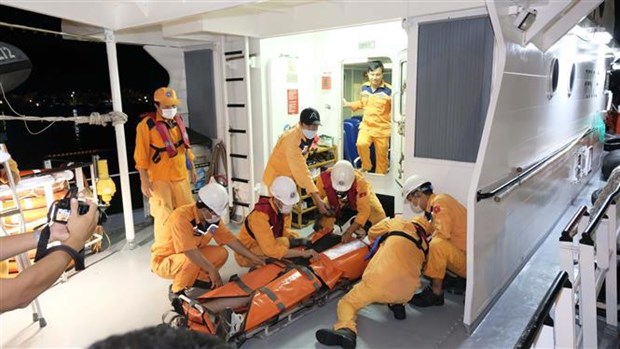 Rescatan a marineros extranjeros enfermos en mar vietnamita hinh anh 1