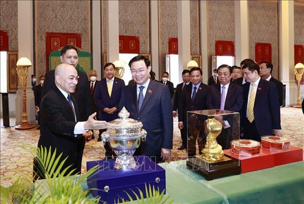 Presidente parlamentario vietnamita resalta amistad con Camboya hinh anh 1