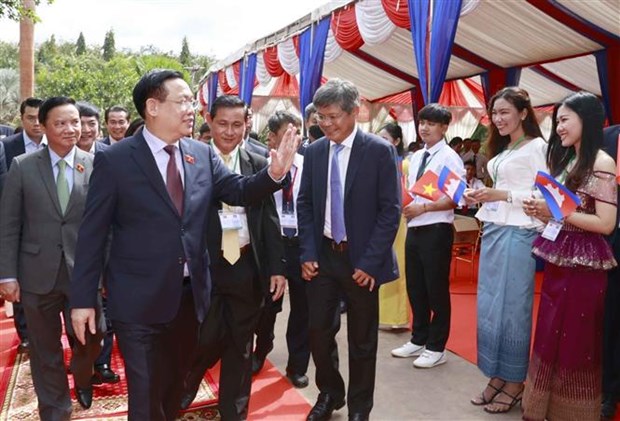 Titular del Parlamento vietnamita visita provincia camboyana hinh anh 2